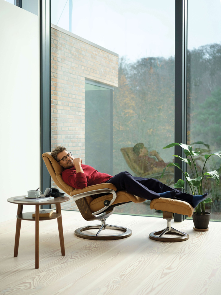 View_M_Sign_Pal_Taupe_Walnut - no lamp 5mb